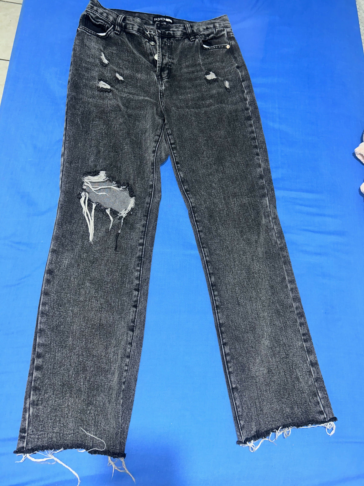 Fashion Nova 90s ripped straight leg jeans black wash