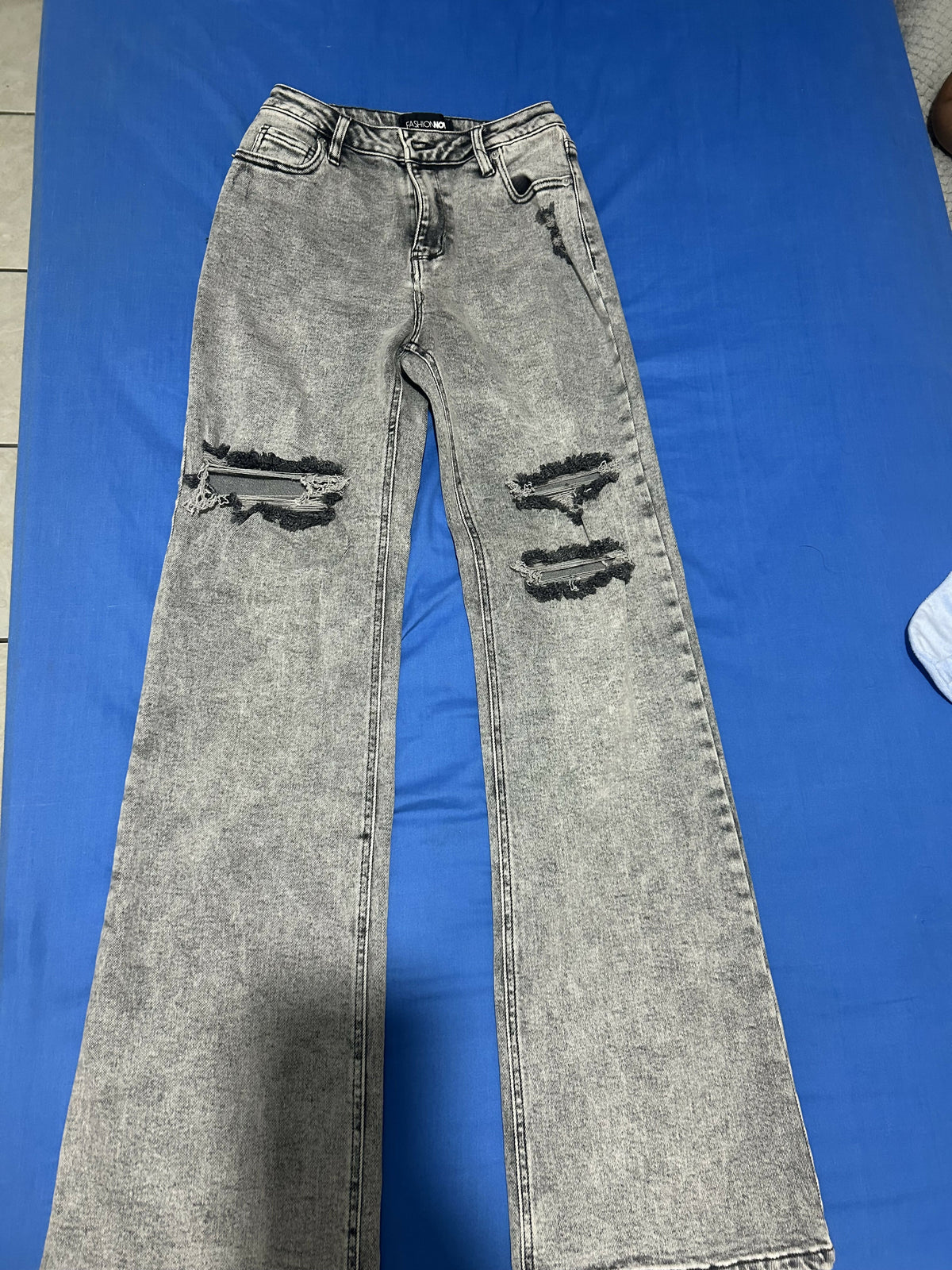 Fashion Nova ripped stretch baggy jeans