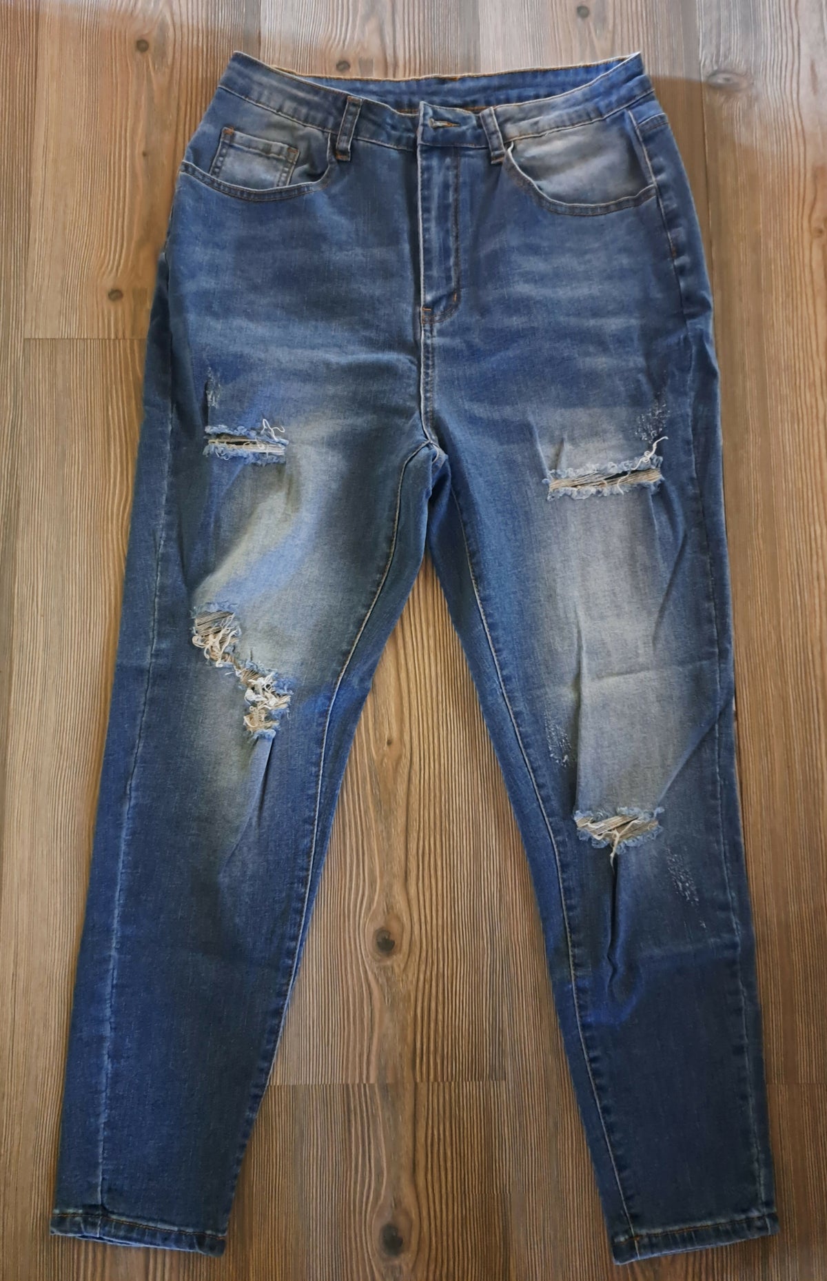 Distressed Straight cut Jeans