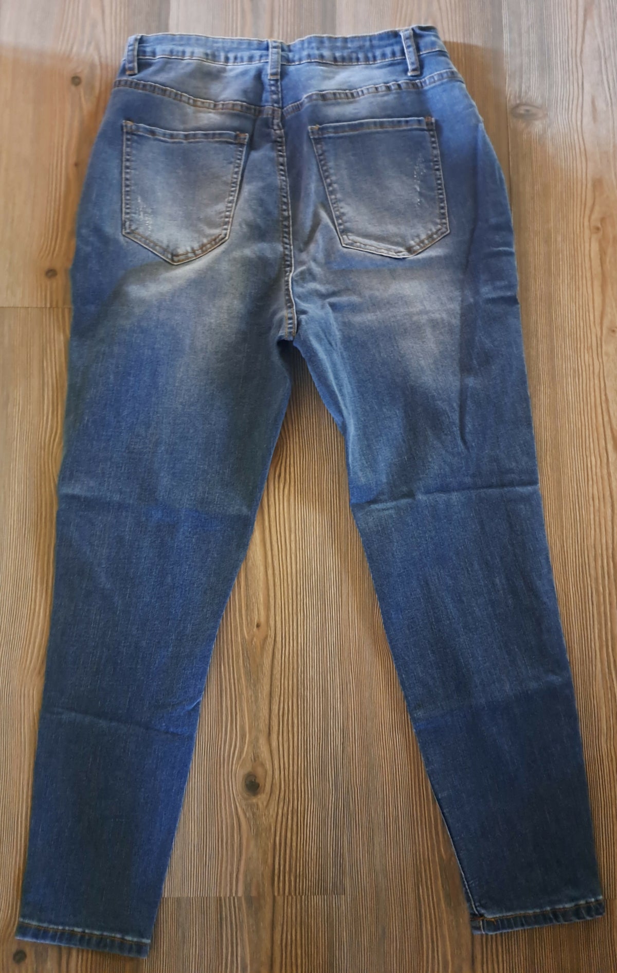 Distressed Straight cut Jeans