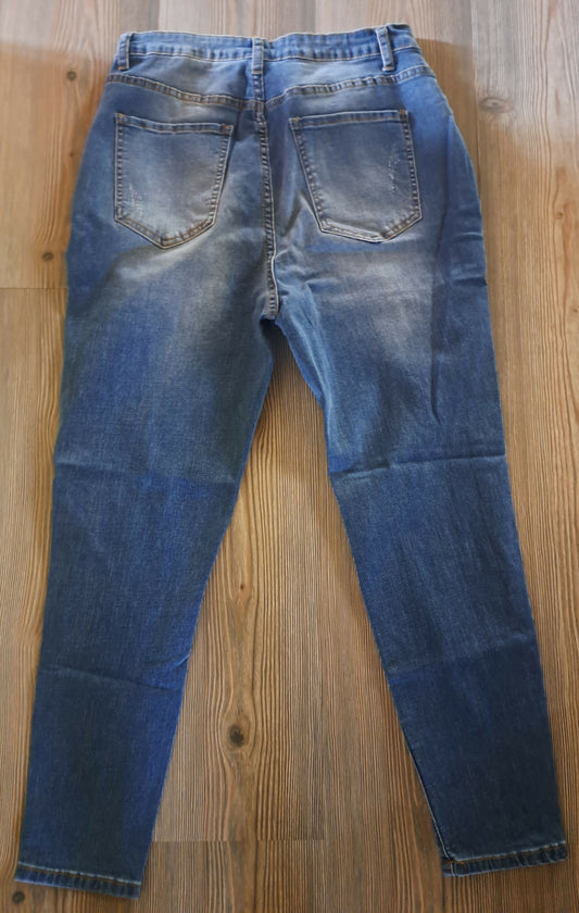 Distressed Straight cut Jeans