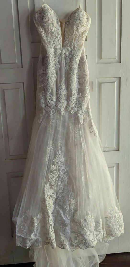 US size 6 Ivory Wedding Gown